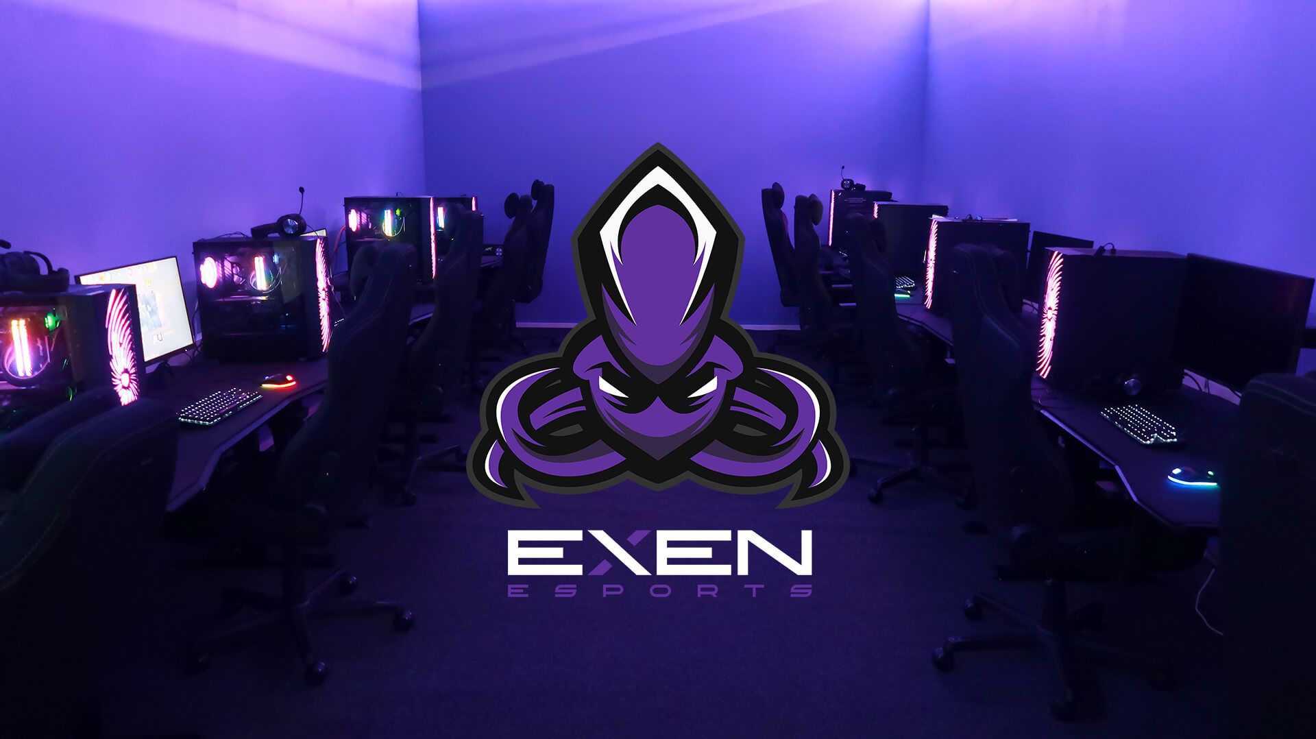 EXEN Esportsin pelitila, jossa on useita PC-pelipisteitä sekä violetit, led-valaistut seinät.