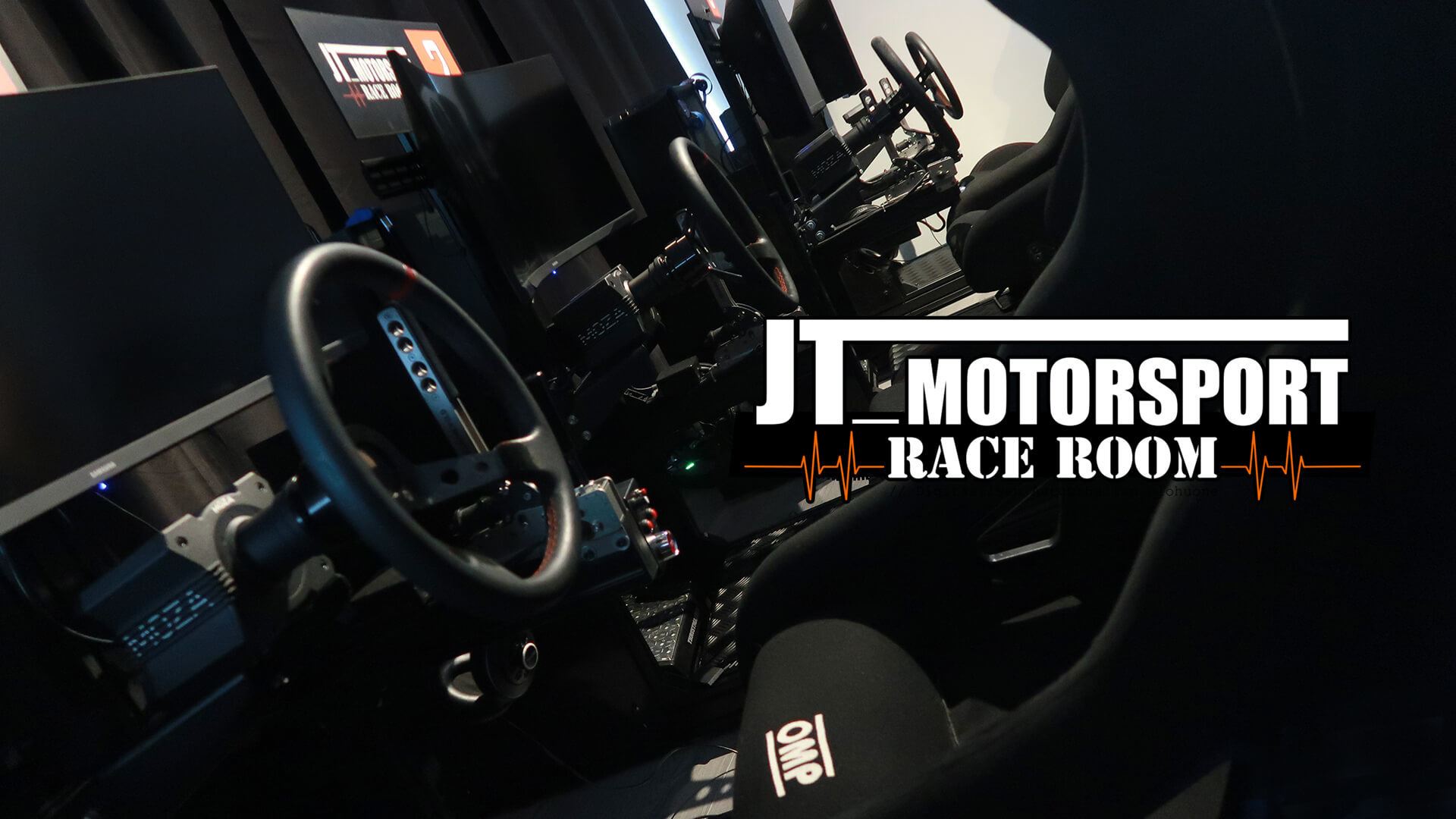 Artikkelin kansikuva, jossa näkyy taustalla JTM Race Roomin rallisimulaattoreita.